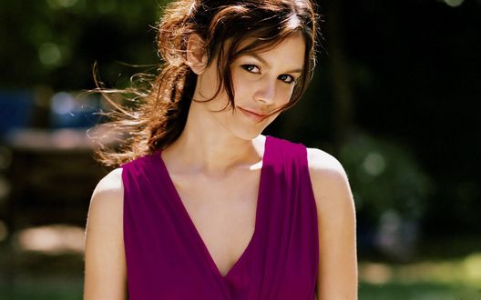 Обои на рабочий стол Rachel Bilson / Рейчел Билсон в фиолетовом платье