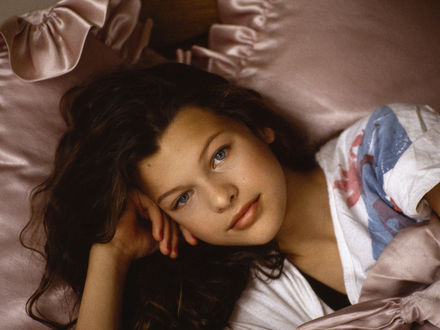 Обои на рабочий стол Милла Йовович / Milla Jovovich в детстве