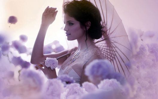 Обои на рабочий стол Романтичная Селена Гомес / Selena Gomez с зонтиком