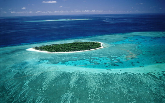 Обои на рабочий стол Зеленый остров посреди океана