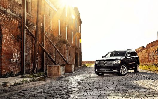 Обои на рабочий стол Dodge Durango / Додж Дранго стоит у старого дома
