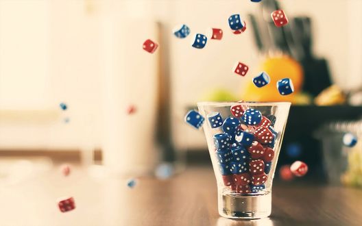 Обои на рабочий стол Кости в стакане