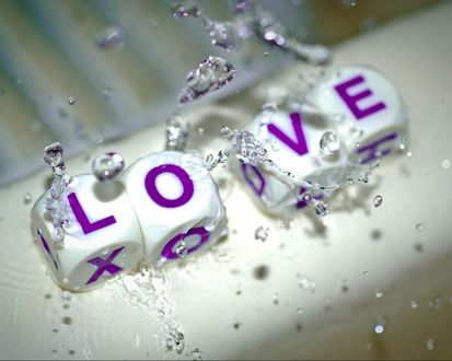 Обои на рабочий стол Слово LOVE / Любовь  из кубиков и брызги воды
