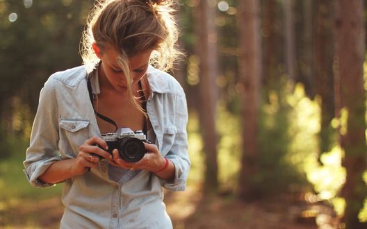 Обои на рабочий стол Девушка фотографирует в лесу