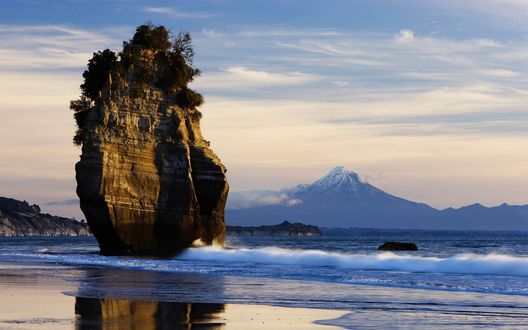 Обои на рабочий стол Mount Taranaki / Гора Таранаки на западном побережье New Zealand / Новой Зеландии