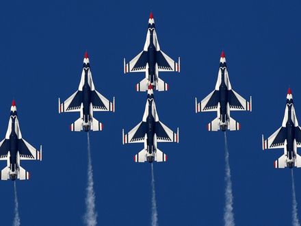 Обои на рабочий стол Истребители F-16 в полёте