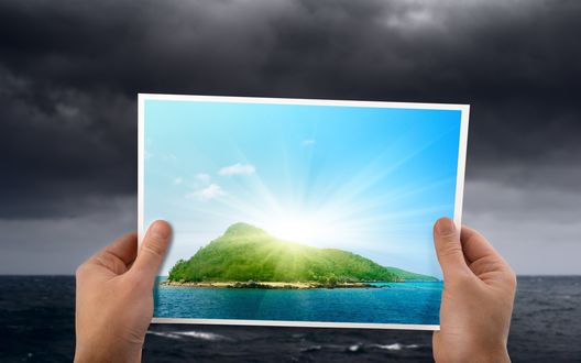 Обои на рабочий стол Волшебный солнечный миг запечатлен на фотографии, которую человек держит в руках в пасмурную погоду, вспоминая как же было хорошо