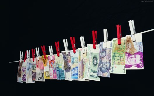 Обои на рабочий стол Чистые деньги сушатся на бельевой веревке