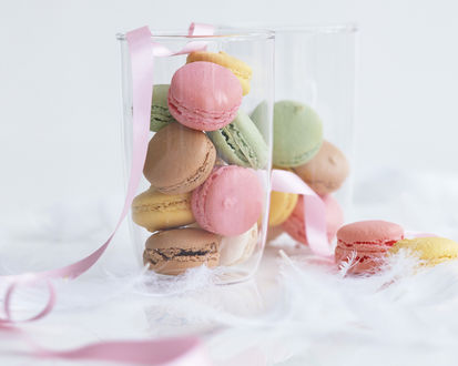 Обои на рабочий стол Печенье Macarons в стаканчиках с лентой