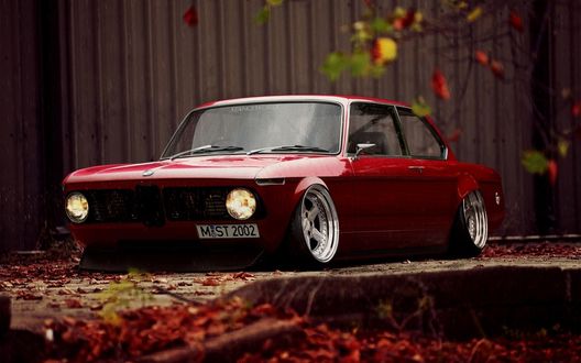 Обои на рабочий стол Старенькая красная BMW / БМВ