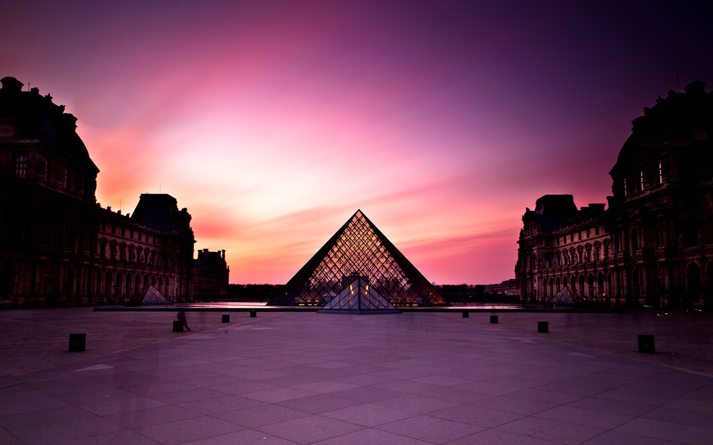 Обои для рабочего стола Музей Лувр / Mus&;e du Louvre на фоне пурпурного заката, Франция / France