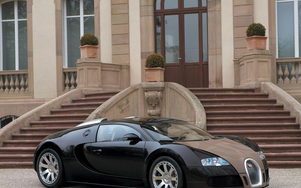Обои для рабочего стола Крутой Bugatti под домом
