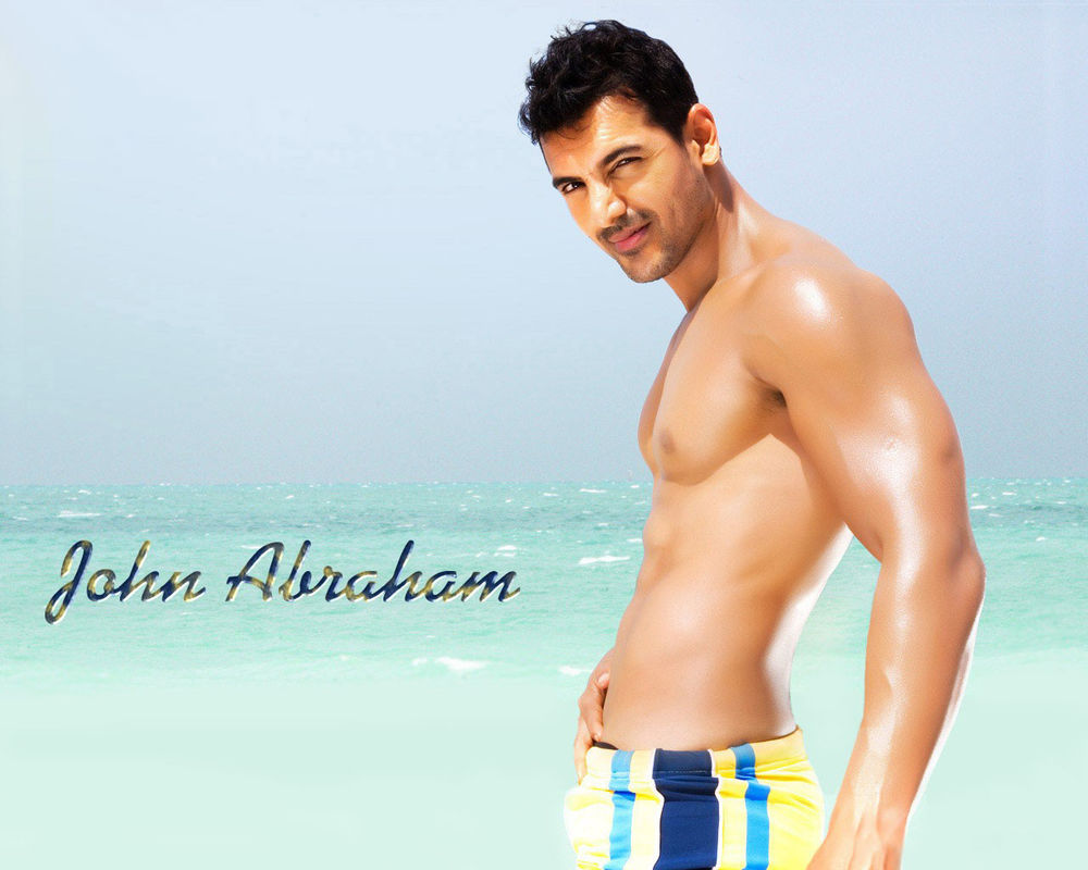 Обои для рабочего стола Индийский красавчик Джон Абрахам / John Abraham в шортах на пляже