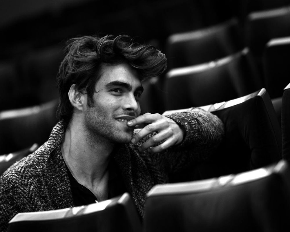 Обои для рабочего стола Джон Картаярена / Jon Kortajarena с шикарной шевелюрой загадочно улыбается