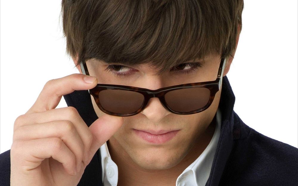 Обои для рабочего стола Ashton Kutcher приспустил очки