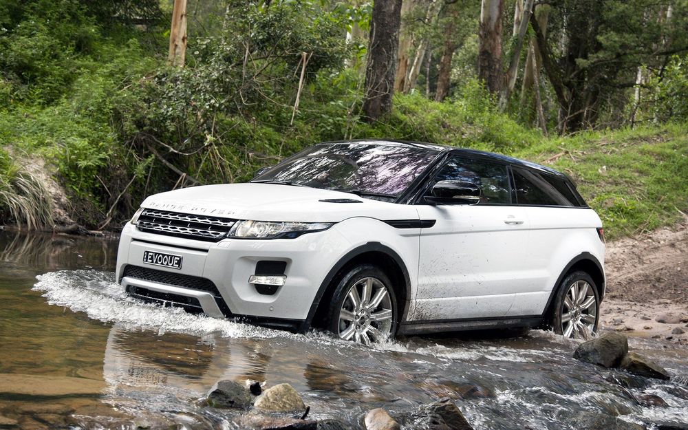 Обои для рабочего стола Range Rover Evoque белого цвета проезжает по мелководной реке