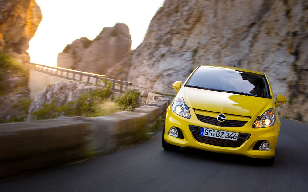 Обои для рабочего стола Желтый Opel / Опель входит в крутой поворот