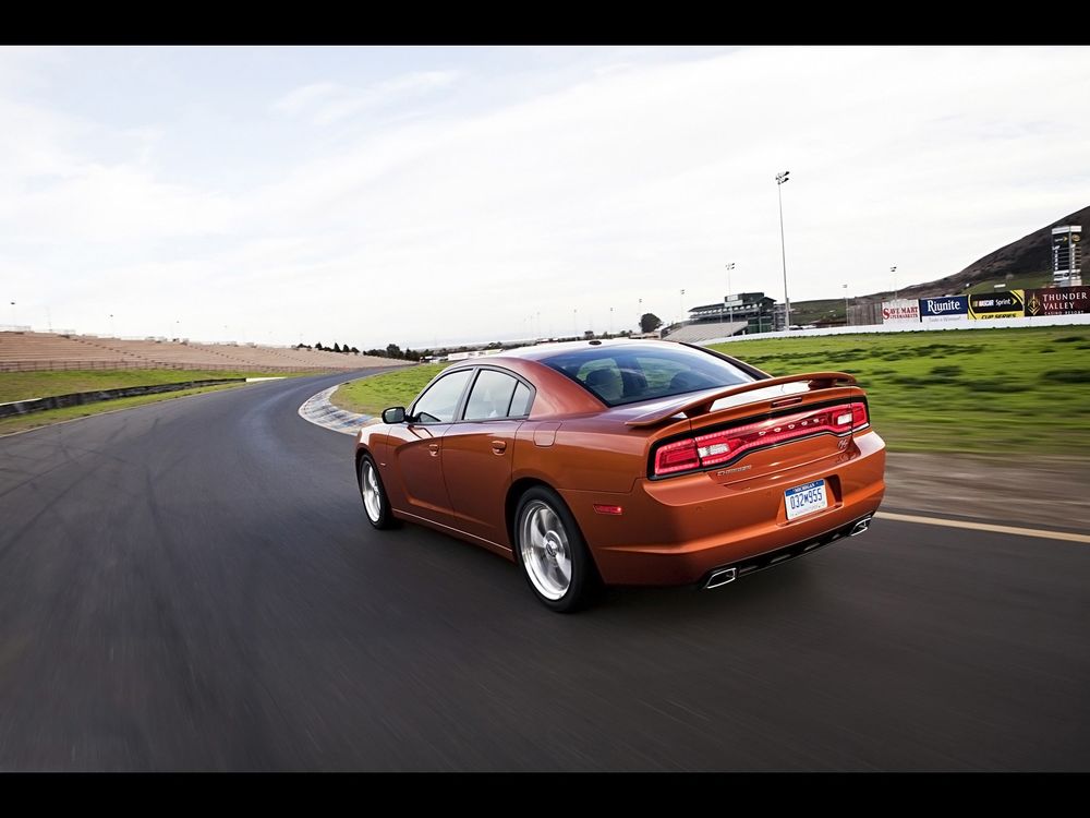 Обои для рабочего стола Dodge Charger RT track карамельного цвета мчит по дороге к городу