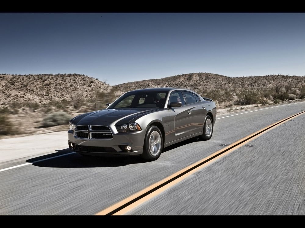 Обои для рабочего стола Dodge Charger RT speed едет по дороге в пустыне
