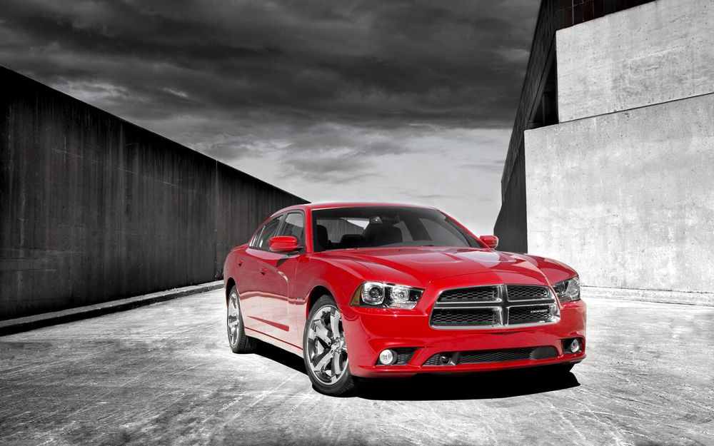 Обои для рабочего стола Dodge Charger RT red возле серой стены