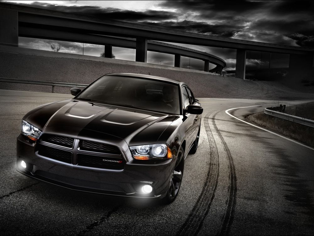 Обои для рабочего стола Dodge Charger Blacktop мчится по эстакаде