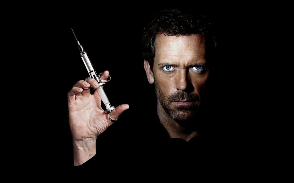 Обои для рабочего стола Хью Лори / Hugh Laurie со шприцем из к/ф 'Доктор Хаус' / 'House M.D'