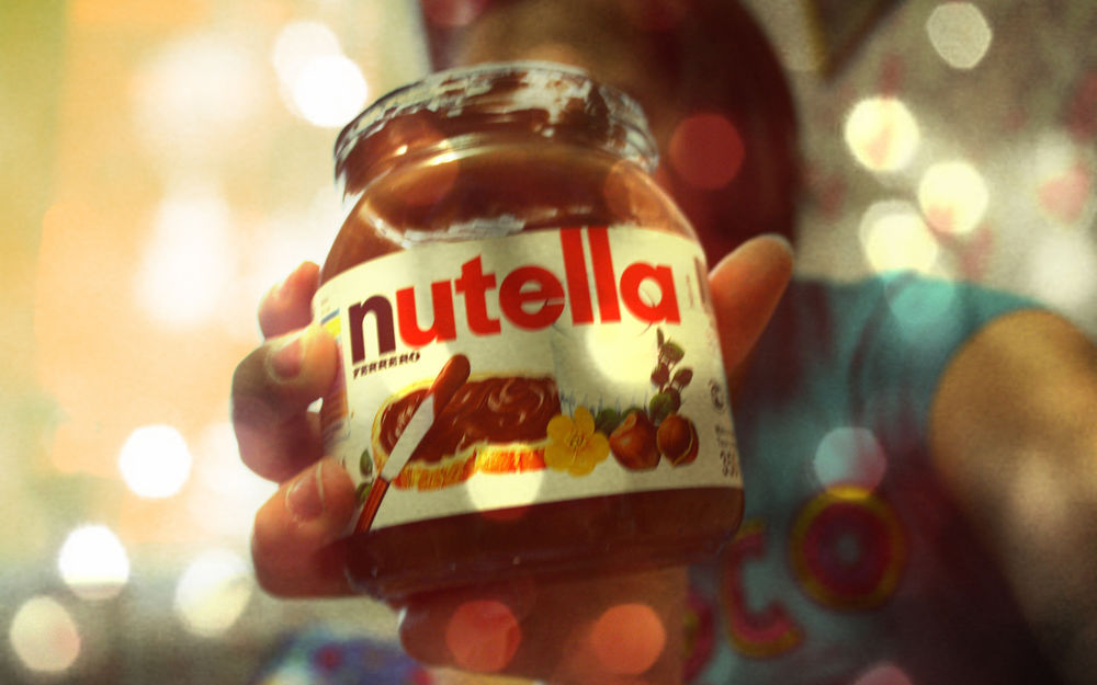 Обои для рабочего стола Банка nutella / нутеллы в руке и девушки