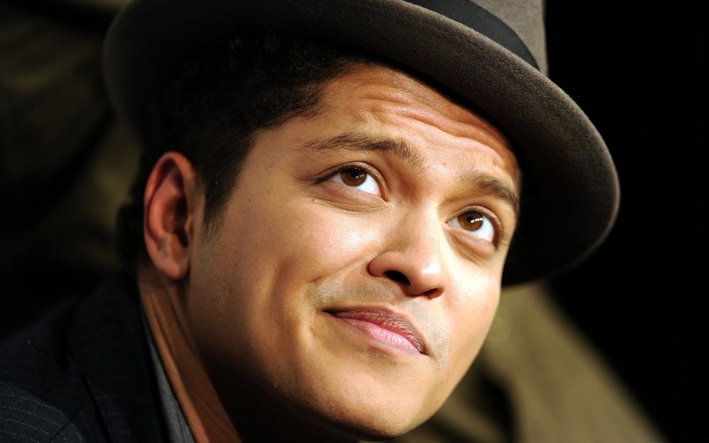 Обои для рабочего стола Бруно Марс / Bruno Mars в шляпе
