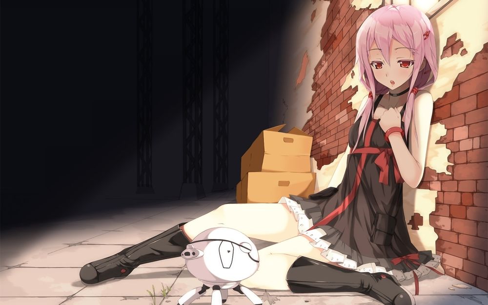 Обои для рабочего стола Инори Юдзуриха / Yuzuriha Inori из аниме *Guilty Crown / Венец Вины* в черном пеньюаре сидит у стены и смотрит на какое-то чудо техники