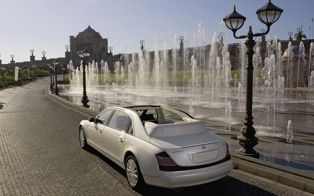 Обои для рабочего стола 1024 Ч 768 	 Maybach Landaulet / Майбах Ландаулет стоит у на дороге возле фонтанов