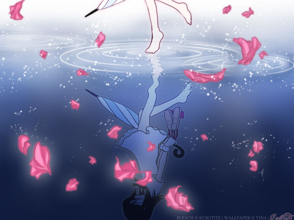 Обои для рабочего стола Рукия Кучики из аниме Блич / Bleach под дождём из сияющих розовых лепестков с зонтиком и шлёпками в руках прыгает по воде отражаясь в ней
