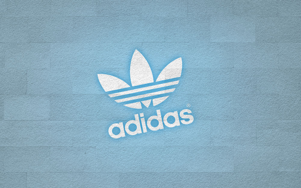 Oboi Logotip Firmy Adidas Adidas Na Fone Goluboj Tekstury S Kirpichikami Na Rabochij Stol