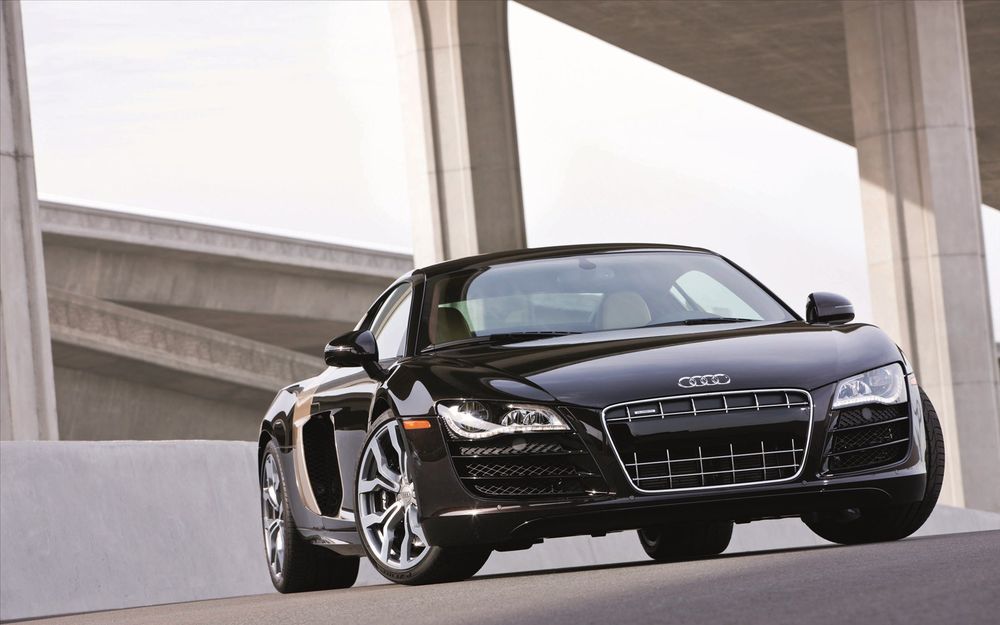 Обои для рабочего стола Audi R8 V10 FSI Quattro / Ауди Р8 В10 ФСИ Кватро черного цвета