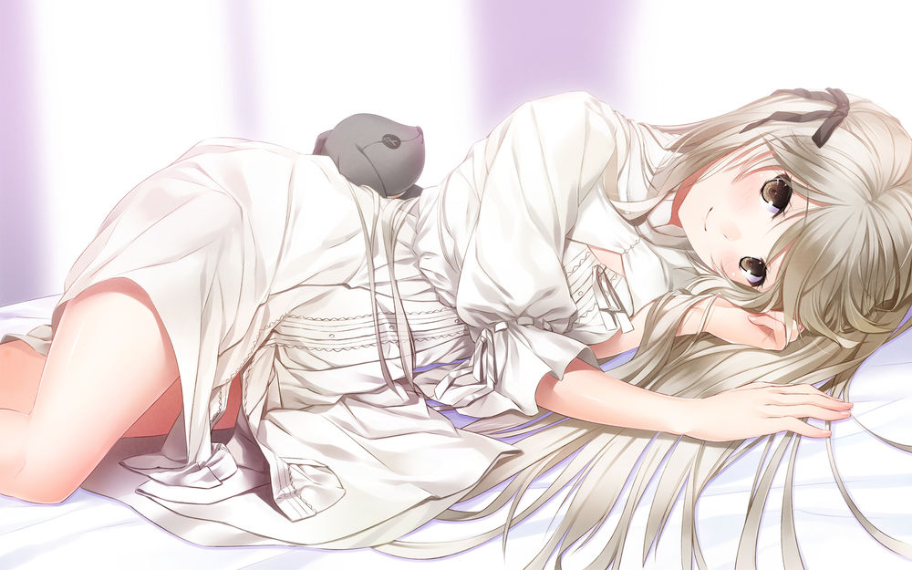 Обои для рабочего стола Kasugano Sora / Сора Касугано из аниме Связанные небом / Yosuga no Sora с игрушечным кроликом лежит на кровати