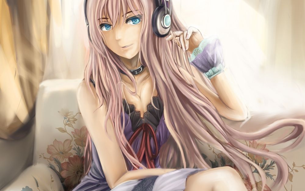 Обои для рабочего стола Вокалоид / Vocaloid Лука Мегуринэ /  Luka Megurine сидит на диване в наушниках