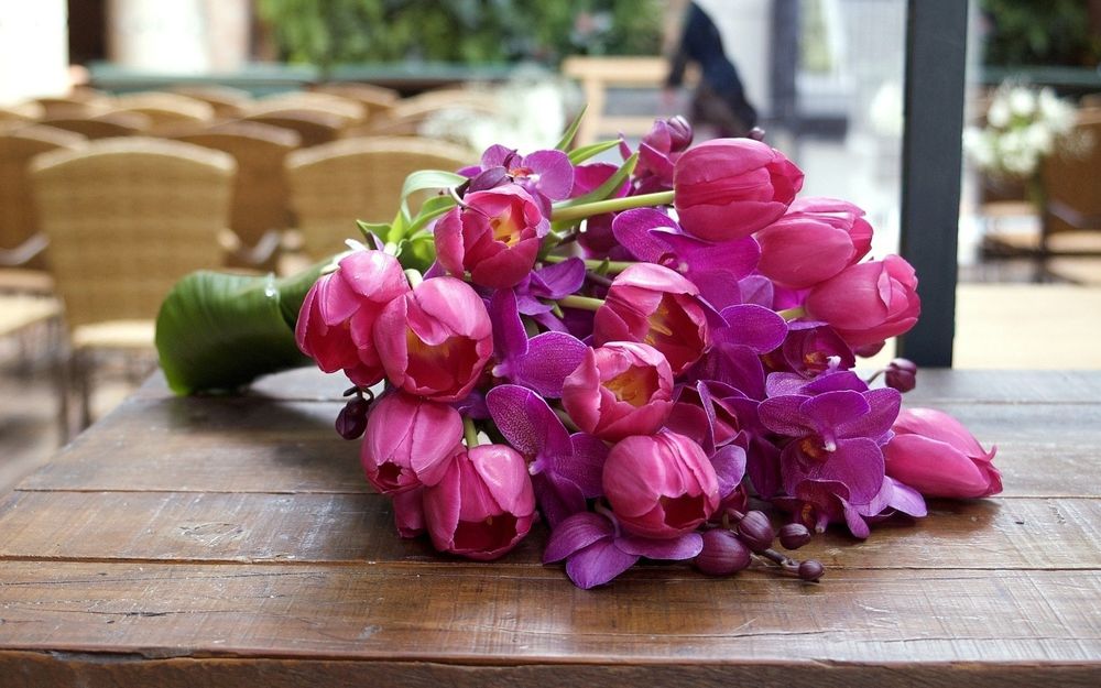 Обои для рабочего стола Букет из тюльпанов и орхидей на столе