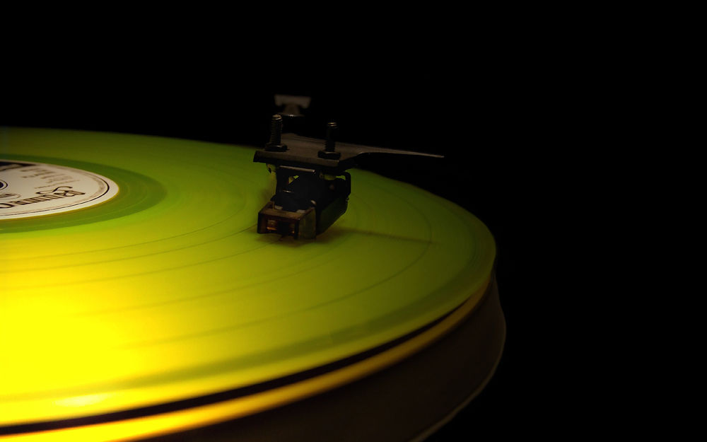 Обои для рабочего стола Зеленая пластинка / винил / vinyl, в проигрывателе
