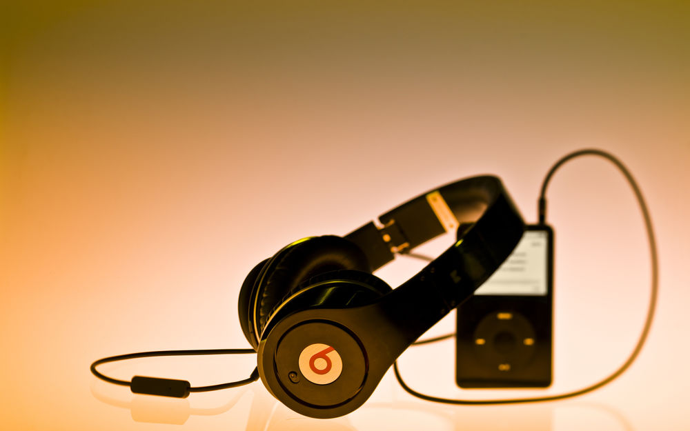 Обои для рабочего стола Наушники марки «Beats by Dr. Dre» в плеере
