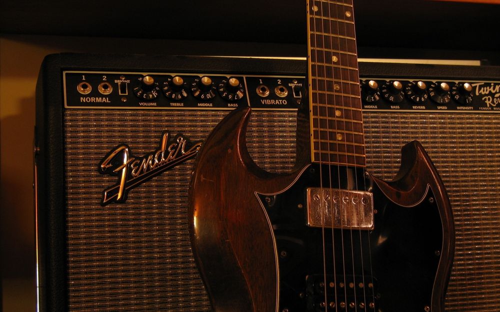 Обои для рабочего стола Усилитель и электрогитара (Fender, normal, vibrato)