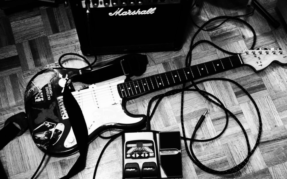Обои для рабочего стола Гитара и усилитель на паркете (Marshall)