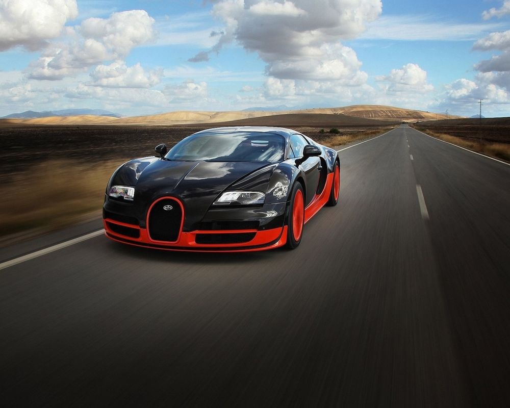 Обои для рабочего стола Bugatti / Бугатти Veyron Super Sport едет по пустынной дороге