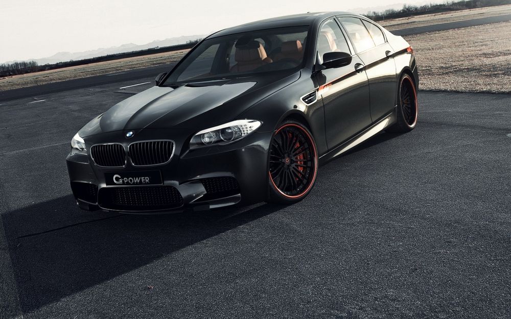 Обои для рабочего стола Черный BMW / БМВ M5 F11 стоит на дороге