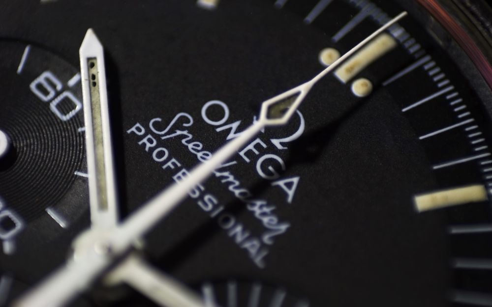 Обои для рабочего стола Стрелки дорогих часов (Omega Speedmaster professional)