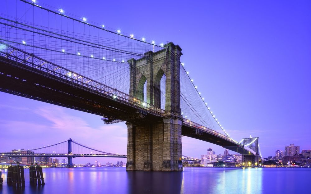 Обои для рабочего стола Бруклинский мост / Brooklyn Bridge в Нью-Йорке / New York под покровом сумерек