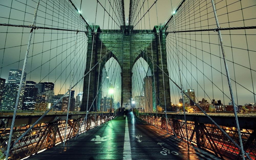 Обои для рабочего стола Огни Бруклинского моста / Brooklyn Bridge в Нью-Йорке / New York ночью