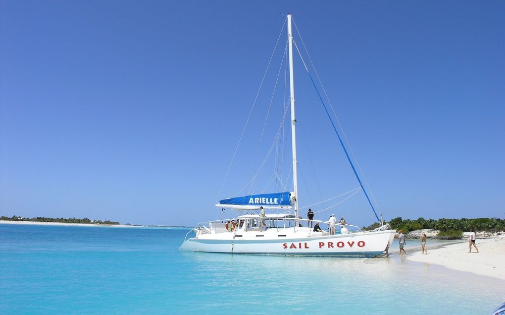 Обои для рабочего стола Красивая яхта под названием SAIL PROVO стоит у берега (Arielle)