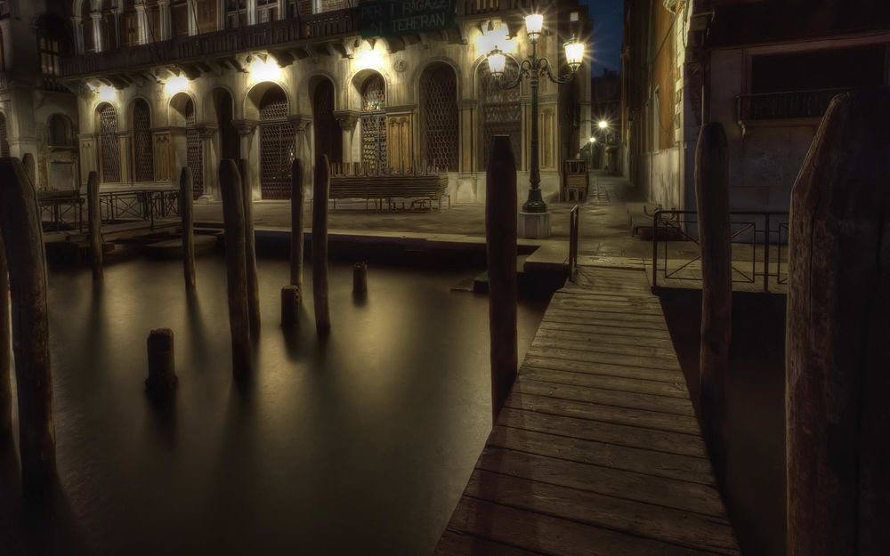 Обои для рабочего стола Тёмные улицы Венеции / Venice, Италия / Italy