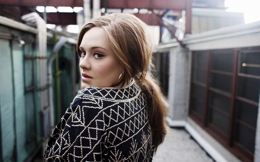 Обои для рабочего стола Певица Adele / Адель прогуливается по улице