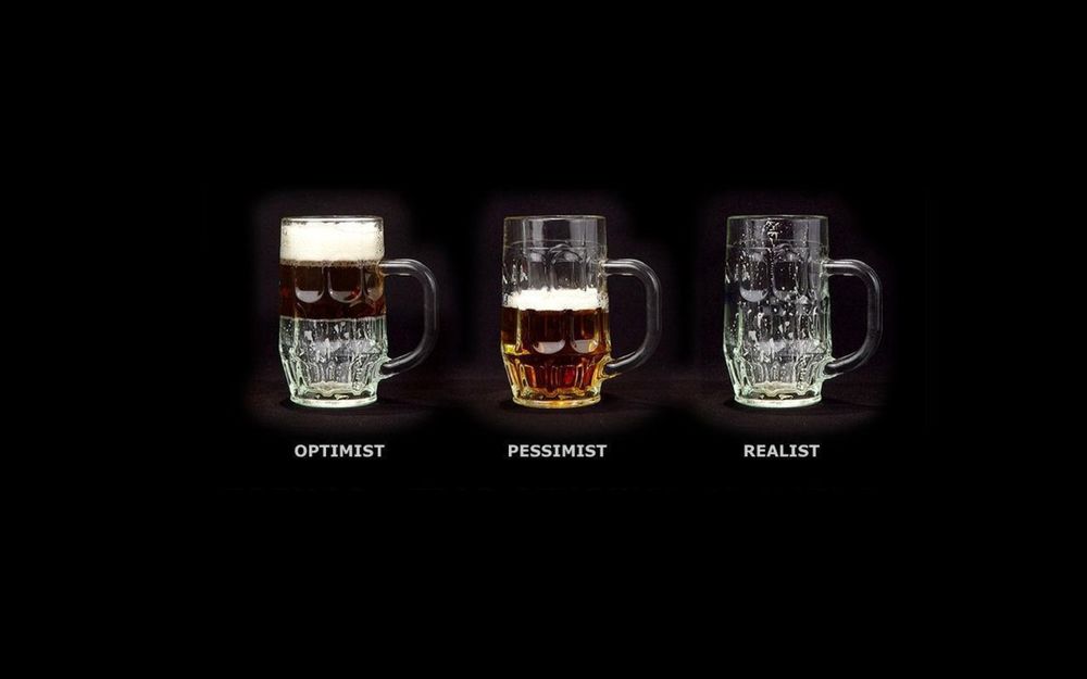 Обои для рабочего стола Кружки с пивом OPTIMIST / оптимист, PESSIMIST / пессимист, REALIST / реалист