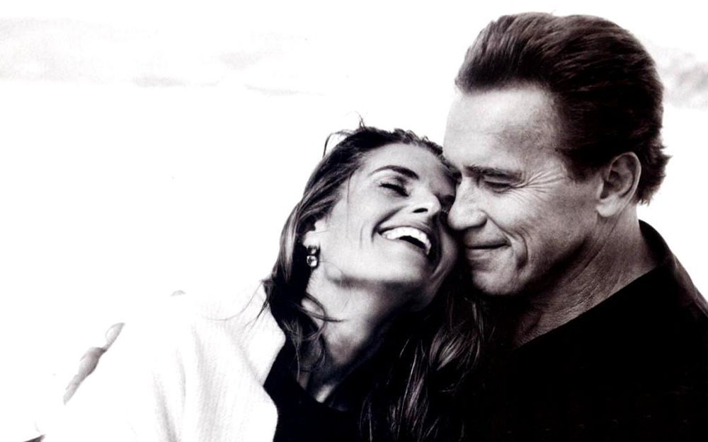Обои для рабочего стола Arnold Schwarzenegger / Арнольд Шварцнеггер обнимает свою любовь, фотограф Анна Лейбовиц / Anna Leibovitz
